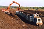 Beladung des Torfzuges im Wietzendorfer Moor im August 2003